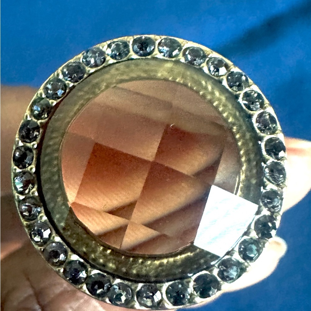 Women’s Ring- Gold Tone w/ Topaz Circular Stone & Surrounding Smaller Stones